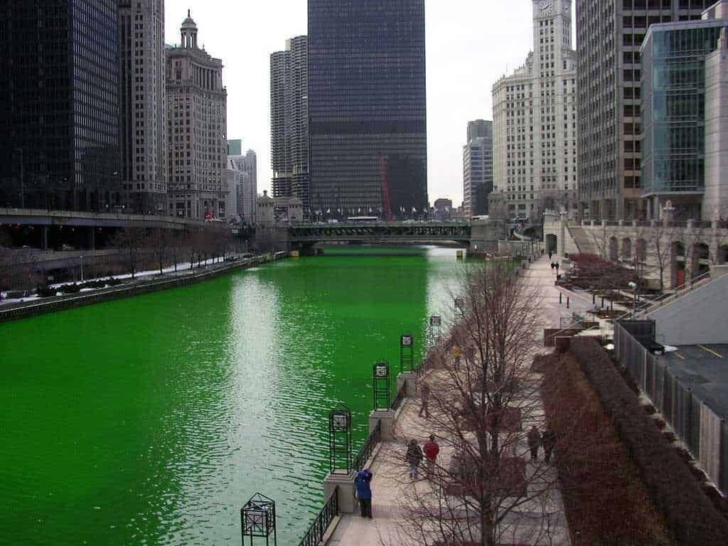 Cadillac Palace Theatre e skyline di Chicago con il fiume verde, edificio storico e grattacieli moderni.