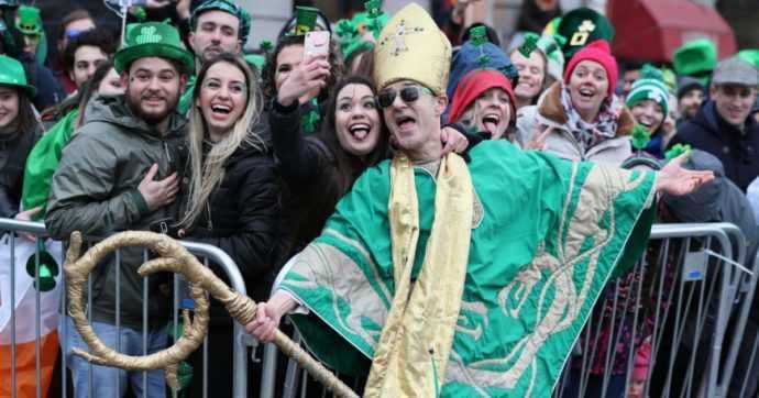 Un gruppo di tifosi festeggia durante un evento sportivo con abbigliamento e accessori di squadra, atmosfera di entusiasmo e solidarietà in una celebrazione di stadio.