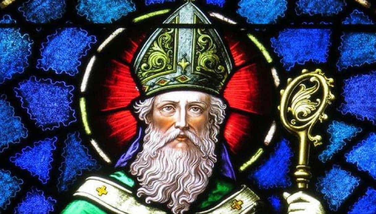 Vetro colorato raffigurante San Nicola con mitria e crosiera, simbolo di saggezza e spiritualità, dettagli vivaci e ricchi di simbolismo religioso, ideale per articoli su santi e tradizioni natalizie.