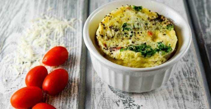 Pomodoro e gratin di cavolfiore in ciotola, ricetta vegetariana, ideale per antipasto o secondo.