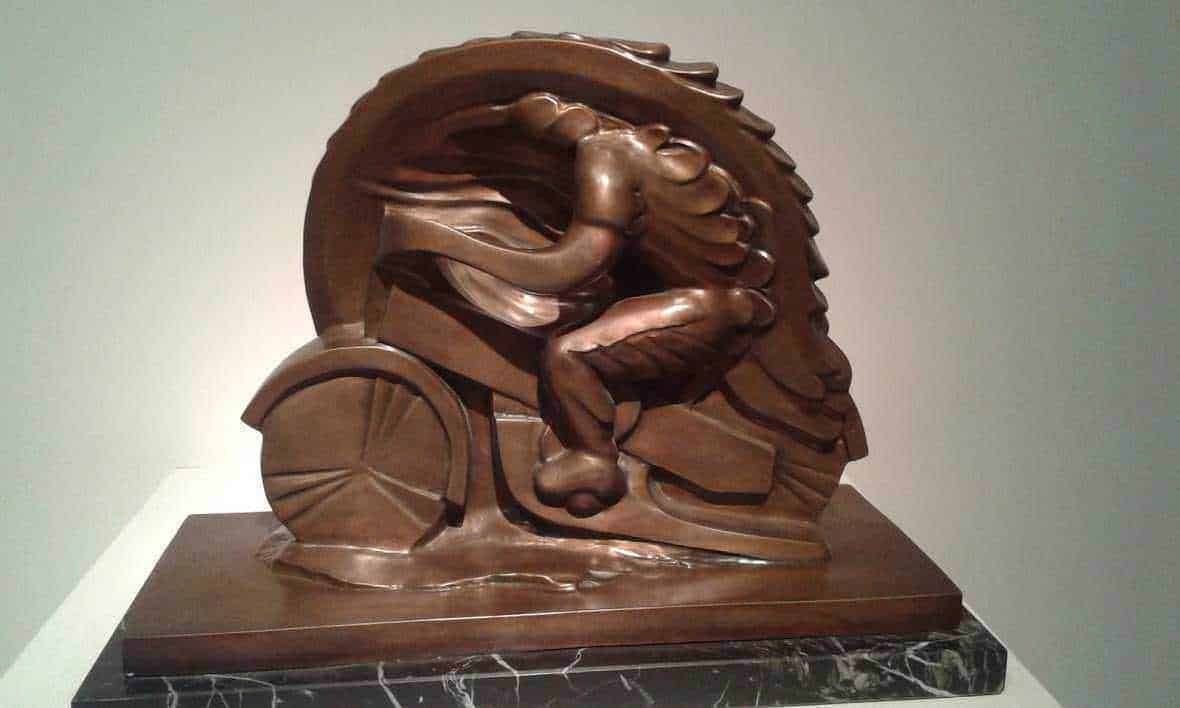 Carro di legno scolpito raffigura un cavallo al galoppo, stile artigianale, esposto in mostra d'arte, dettaglio intagliato a mano e finitura lucida.