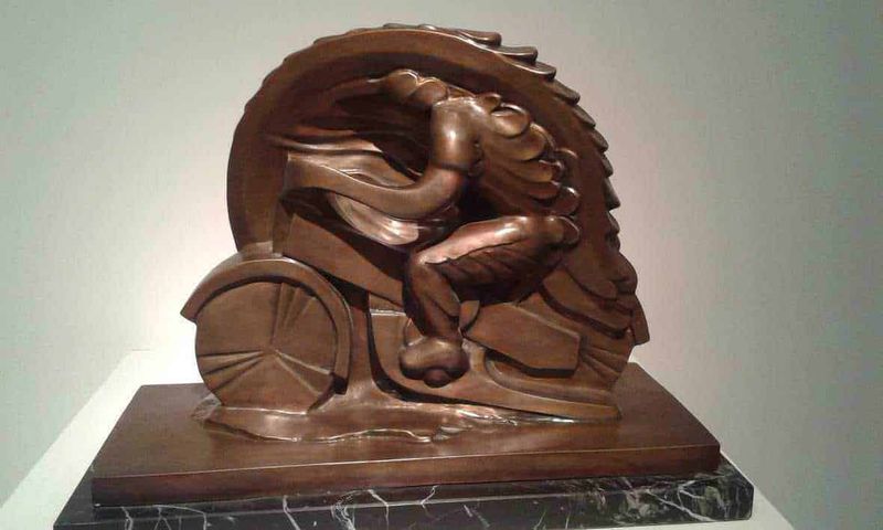 7 Castelli di Napoli, storia delle attrazioni turistiche 5 Carro di legno scolpito raffigura un cavallo al galoppo, stile artigianale, esposto in mostra d'arte, dettaglio intagliato a mano e finitura lucida.