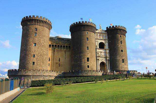 Castello di Ossaia, fortezza medievale in Italia, monumento storico e attrazione turistica con torri imponenti e mura antiche.