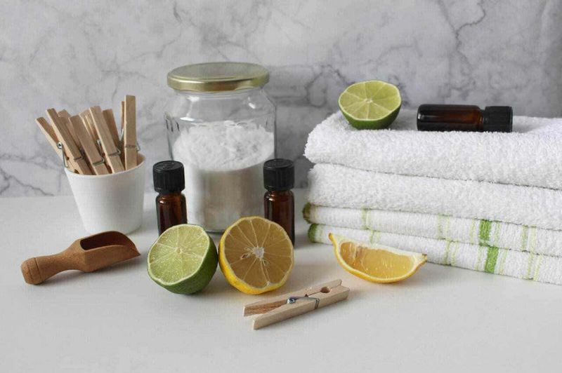 Detergenti fai da te contro gli odori: Lime, limone e oli essenziali con asciugamani e strumenti per il benessere, ambienti per aromaterapia e relax, immagine di prodotti naturali per il wellness e la cura personale.