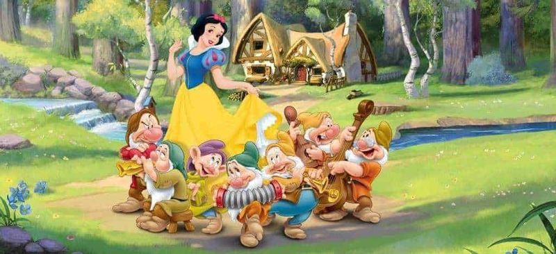 Finali tragici favole bambini: 7 finali originali e inquietanti 4 Principessa Snow White circondata dai sette nani nel bosco incantato, scena fiabesca e magica.