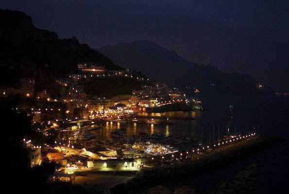 Amalfi: storia e fascino dell'antica Repubblica marinara 5 Panorama di notte