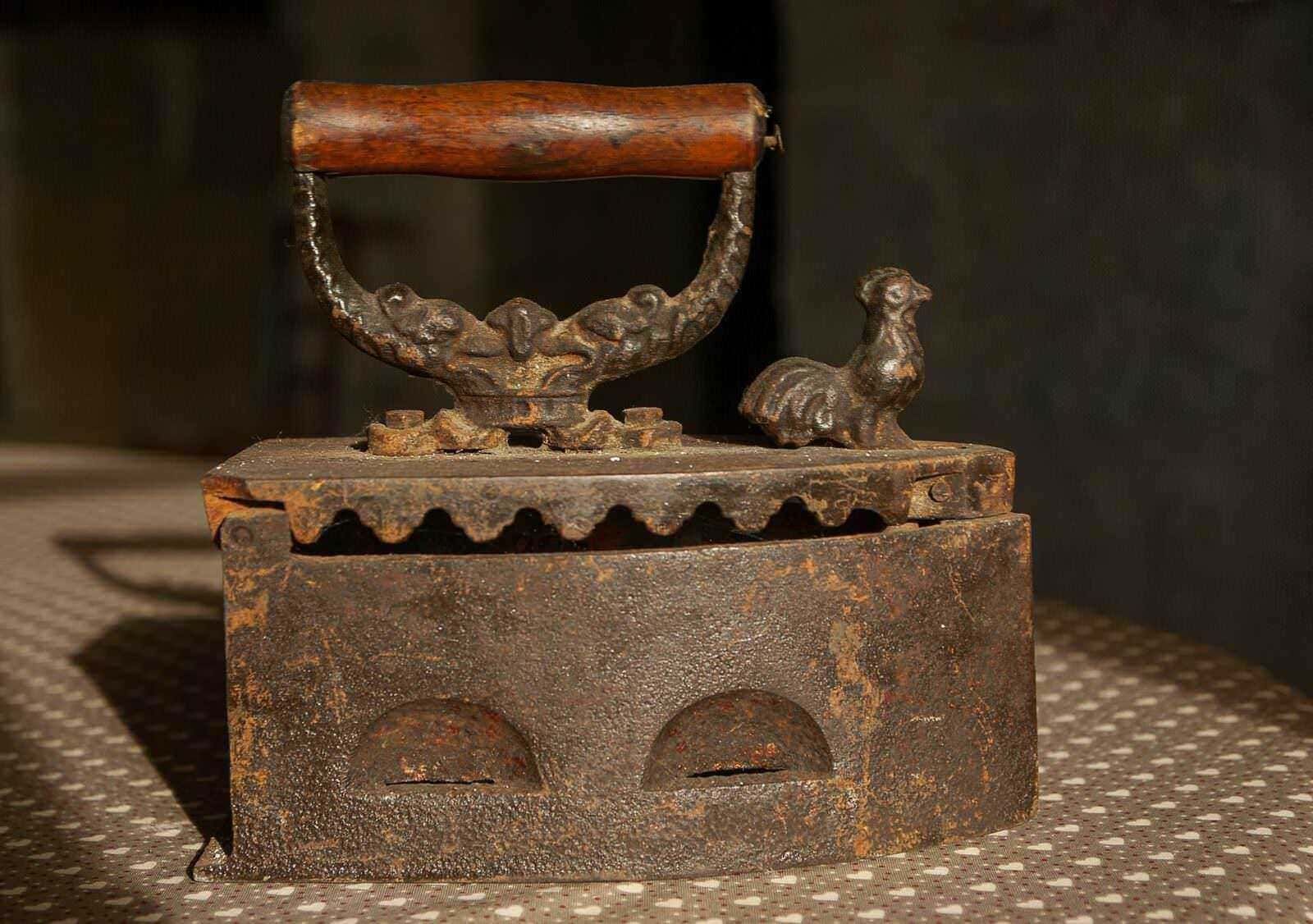 Vecchia piastra da stiro in ferro battuto, stile vintage, decorativa e di epoca passata. Perfetta come elemento di arredo vintage o per collezionisti di oggetti d'antiquariato.