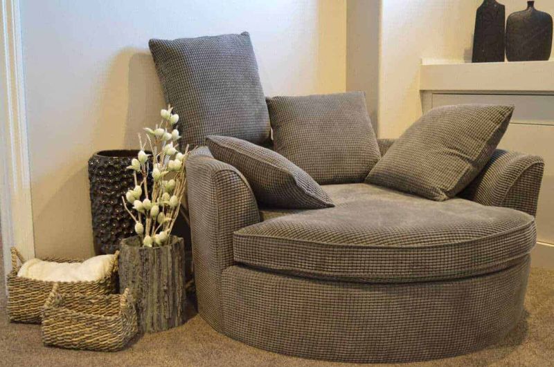 Come pulire il divano, 3 modi efficaci e sani 4 Sedia a cuore in tessuto beige con cuscini coordinati in stile moderno e decorazioni in ambiente domestico eleganti e accoglienti.