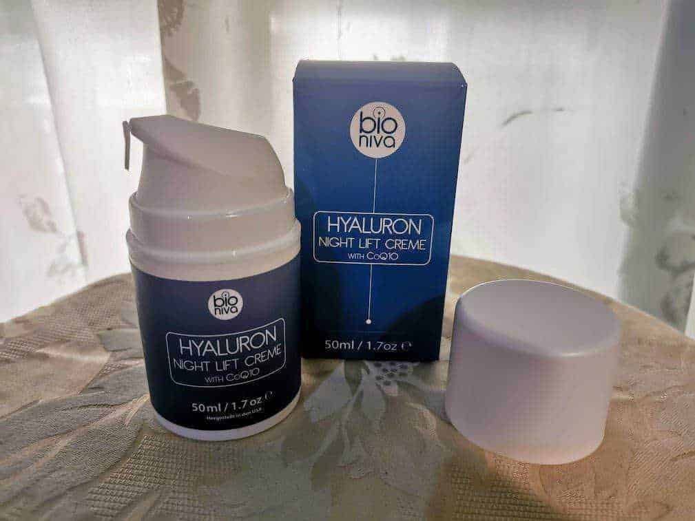 HYALURON NIGHT LIFT CREME bioNiva, crema antirughe idratante con acido ialuronico, confezione da 50ml, cura la pelle del viso durante la notte, prodotto cosmetico naturale e efficace per la pelle matura.