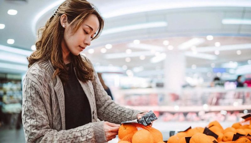 Disimballare la spesa con la tecnica sterile “no touch“ in modo sicuro 3 Donna al supermercato mentre fa la spesa