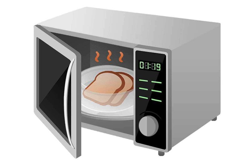 Frutta marcia conseguenze sulla salute! 3 Forno a microonde con carne in cottura, immagine illustrativa di elettrodomestico da cucina per riscaldare e cucinare alimenti, dettaglio di funzioni di cottura e timer digitale.