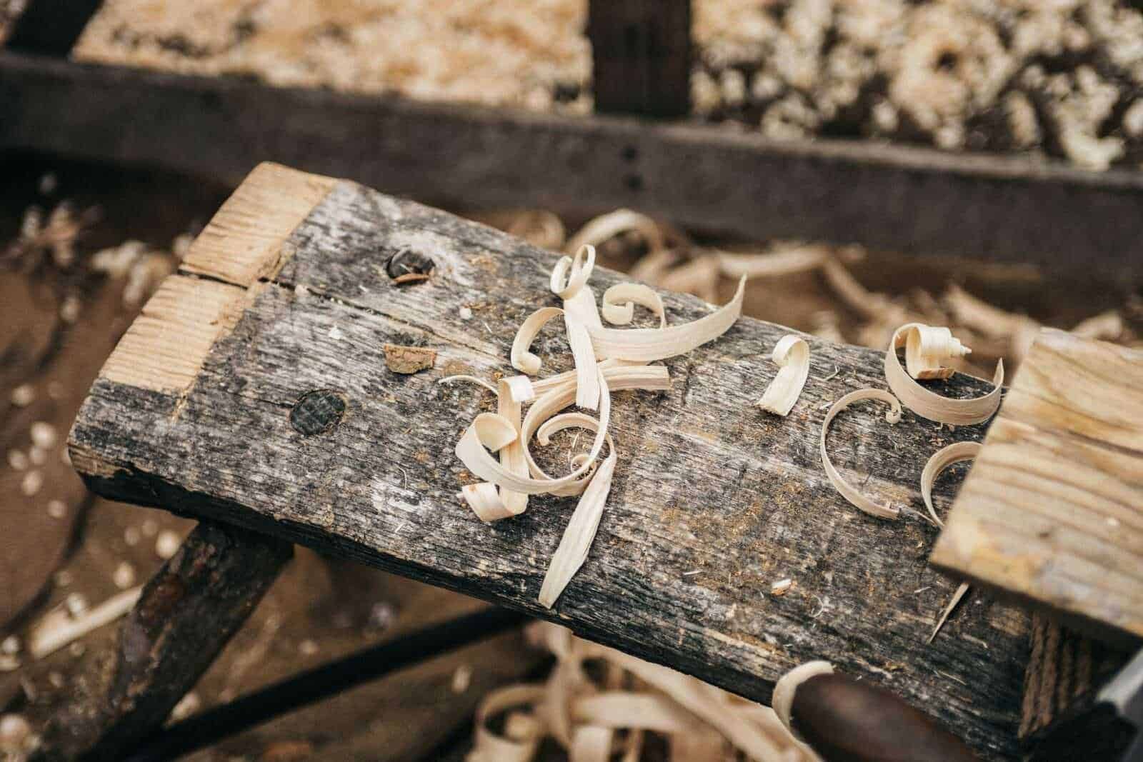 Artigiano che lavora il legno per realizzare mobili