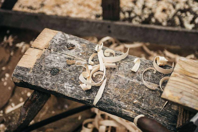 15 Mestieri Antichi Scomparsi: i lavori che non esistono più 7 Artigiano che lavora il legno per realizzare mobili