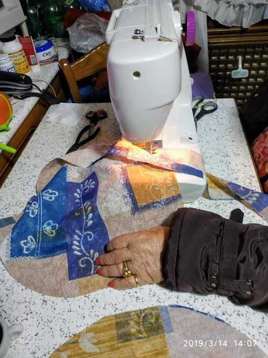 Sarta al lavoro con ago e filo