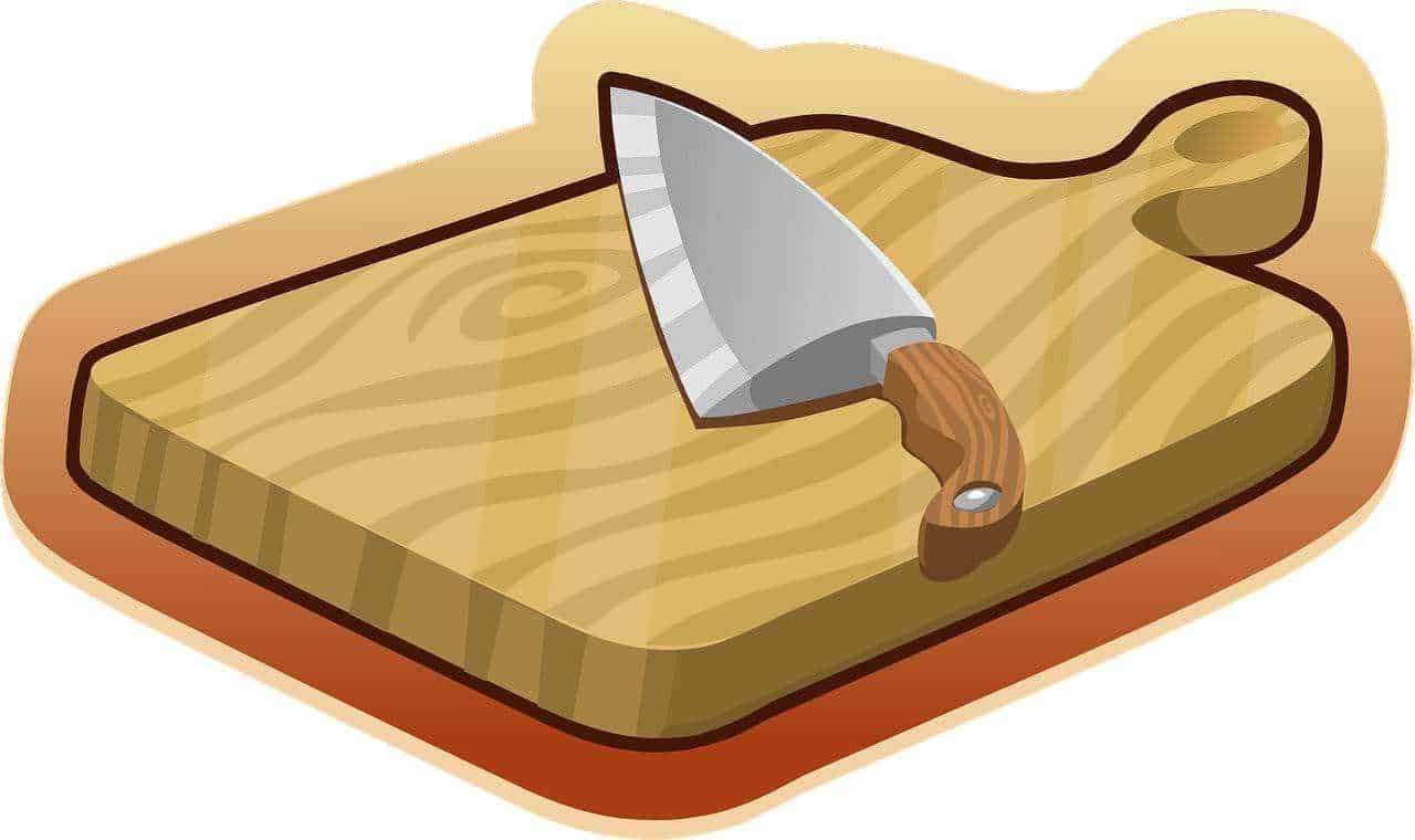 Coltello da cucina su tagliere di legno per cucina, utensili da taglio professionali, strumenti da chef, lucidatura di strumenti da cucina, accessori di cucina innovativi.