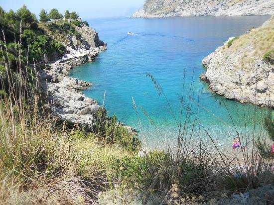 Spiaggia sulla scogliera con vista mare cristallino, natura incontaminata e paesaggi costieri, perfetta per relax e vacanze estive, in un angolo di paradiso in Italia.