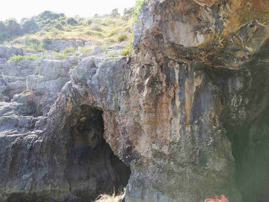 Scogliera rocciosa naturale con incisioni e crepe, ambientazione incontaminata per escursioni e scoperta di paesaggi impervi.