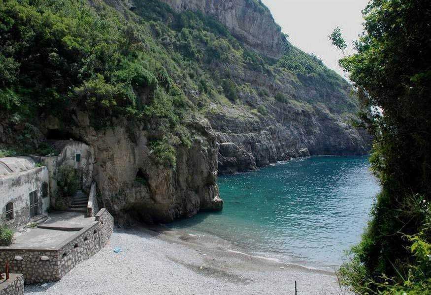Tranquillo spiaggia nascosta tra scogli e natura selvaggia, con acque cristalline e paesaggi mozzafiato lungo la costa italiana. Perfetta destinazione per relax e avventure all'aperto.