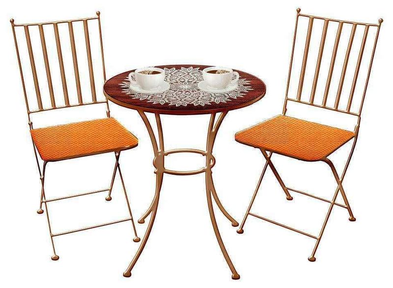 Balcone piccolo oasi di relax. Come arredarlo con piante e arredi 4 Set di sedie e tavolino in stile vintage metallo verniciato a polvere o resina sintetica, con tazze di tè, decorato con tovaglioli di pizzo, ideale per un blog di lifestyle o arredamento.
