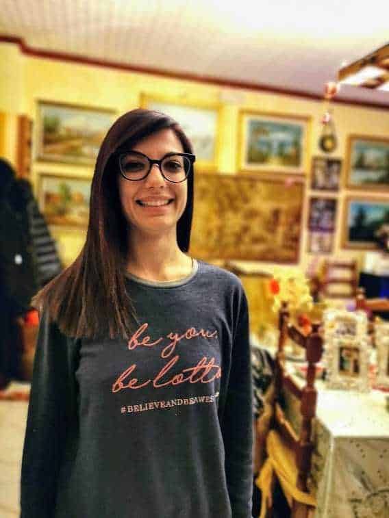 Be you be lotte, frase comfort e autenticità, donna che sorride, ambiente casalingo con quadri alle pareti, decorazioni calde, atmosfera familiare, regali e oggetti di casa, lifestyle, momento di relax, moda casual femminile, lifestyle Italia.