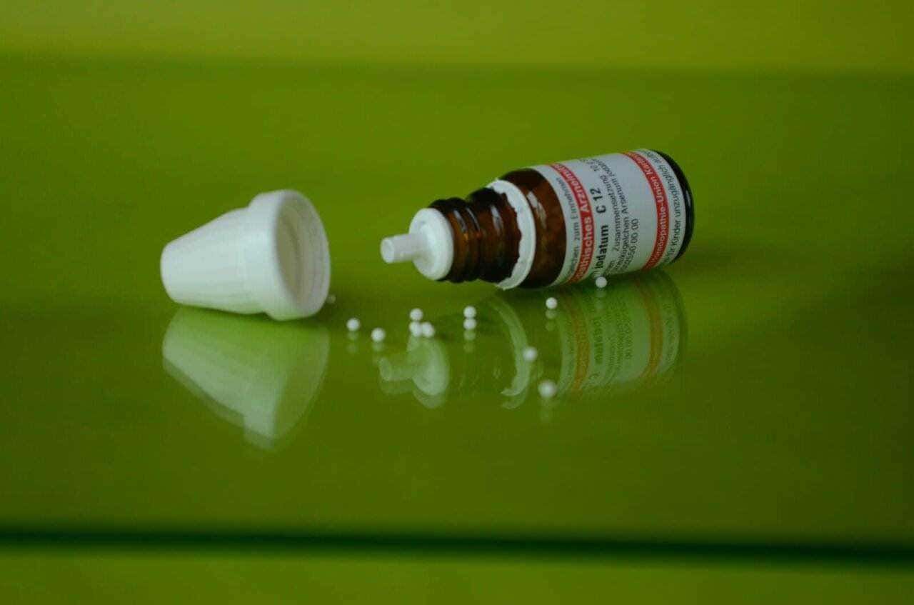 Barnumbrella, soluzione di vitamina D3 in gocce, integratore alimentare per il supporto del sistema immunitario, con flaconcino in vetro marrone e contagocce, su sfondo verde lucido.