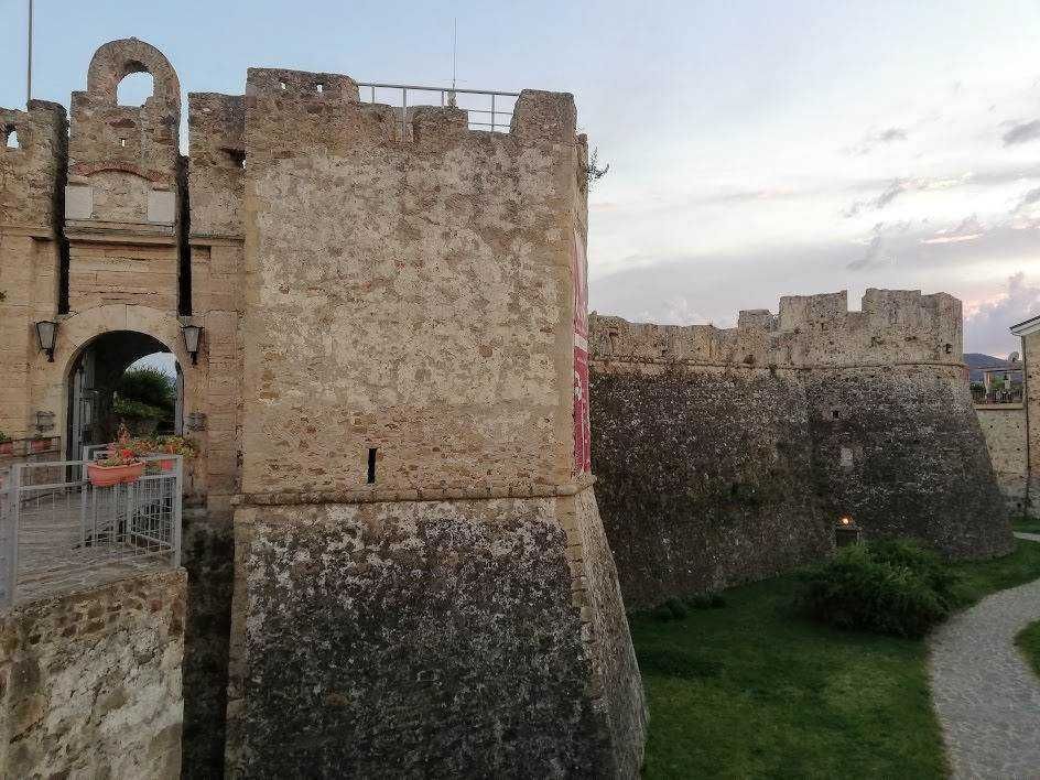 Antica fortificazione medievale in pietra con mura imponenti e torri, testimonianza storica di castelli e fortezze italiane, situata in un borgo storico incantevole.