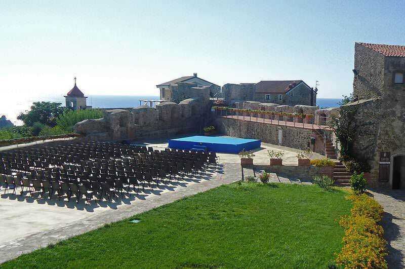 Ampio spazio all'aperto con sedie per eventi e panorami sulla costa, ideale per matrimoni e incontri culturali in Italia. Atmosfera storica e scenari marittimi unici.