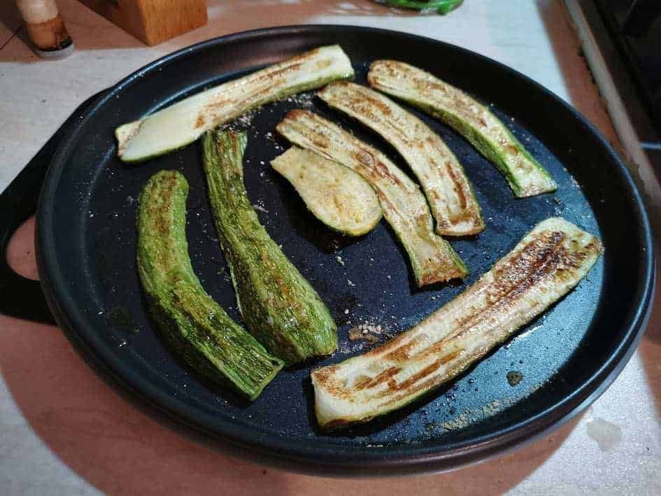 Crispy fried zucchini slices cucumbers grilled vegetables healthy snack deliziose verdure cotte in padella pietanze salutari Appunti Sul Blog.