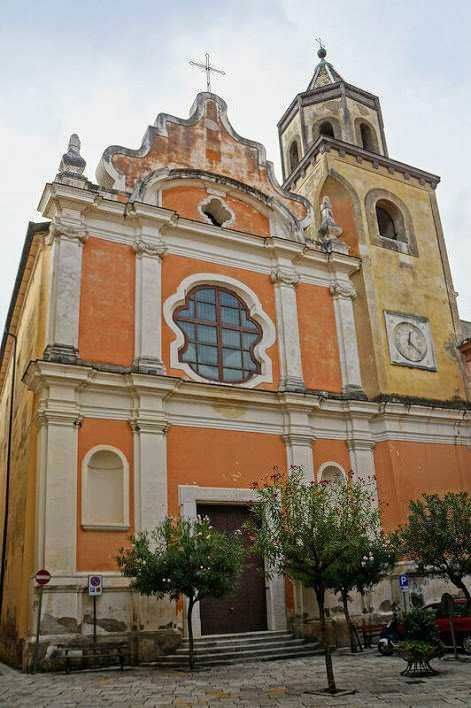 Sant'Agata de' Goti chiese ed eventi della Perla del Sannio 10 Campanile e facciata della chiesa barocca di origine italiana, dipinta in tonalità calde di arancione e giallo, con dettagli architettonici decorativi e finestre ornate, situata in un centro storico di una città italiana.