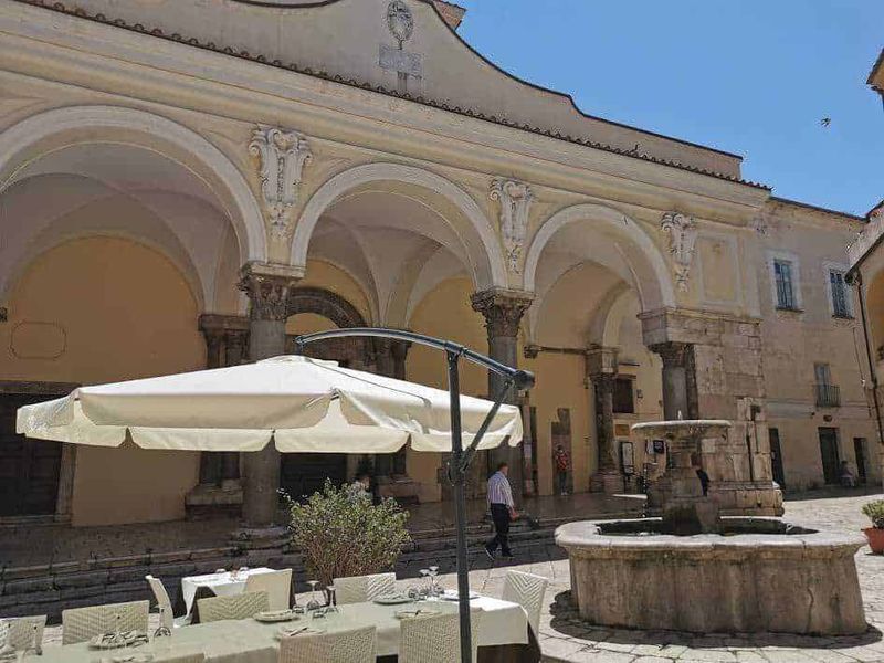 Sant'Agata de' Goti chiese ed eventi della Perla del Sannio 14 Fonti_architettoniche_di_stile_barocco_in_una_torre_antica_a_centro_storico_di_ortona_italia.