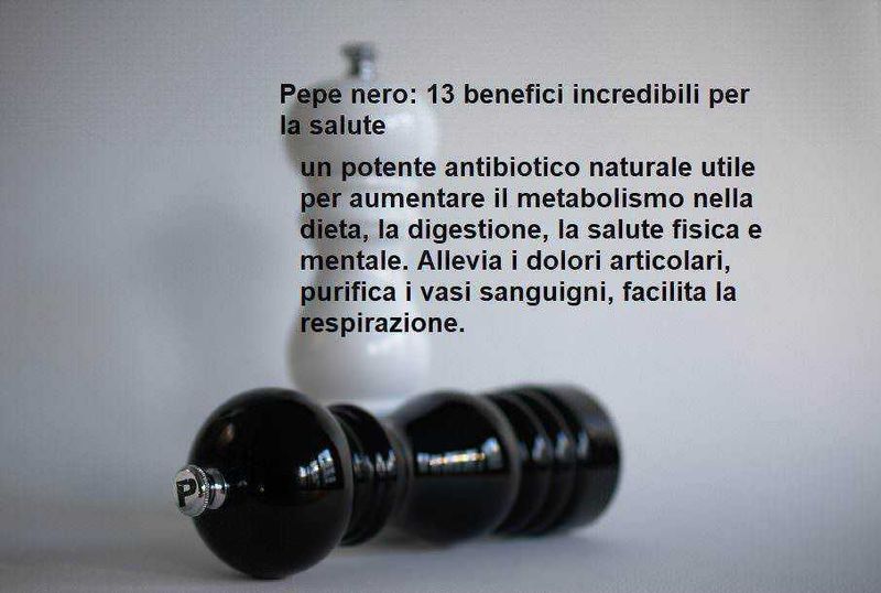 Pepe nero in forma di supplemento naturale per migliorare metabolismo, digestione, salute mentale e fisica, alleviare dolori articolari, purificare i vasi sanguigni e facilitare la respirazione.