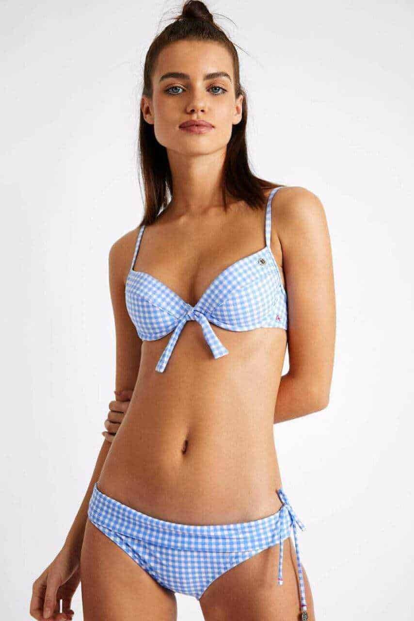 Ginnastica e moda mare, bikini con top a triangolo in tessuto a quadretti azzurri e bianchi, leggera e comoda, perfetta per l'estate.