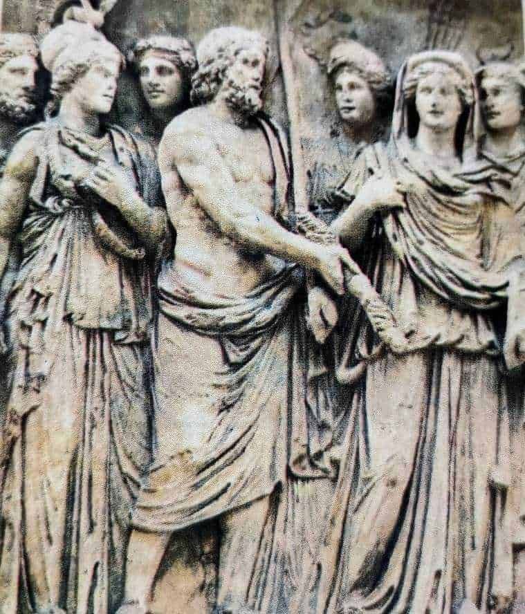 Antica scultura in marmo raffigurante figure mitologiche o religiose, evidenziando dettagli artistici e lavorazione sculpturale. Perfetta per appassionati di arte classica e archeologia.