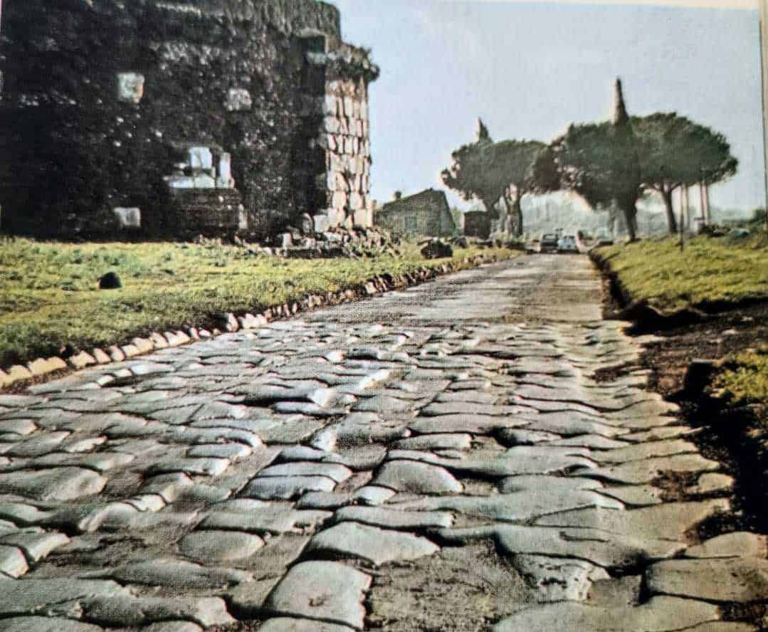 Vecchio stradone pavimentato con pietre, scenario storico di appartenenza antica, con case in pietra e alberi, ambientazione rural e turistica, strada di campagna in Italia, immagine di archeologia e storia italiana.