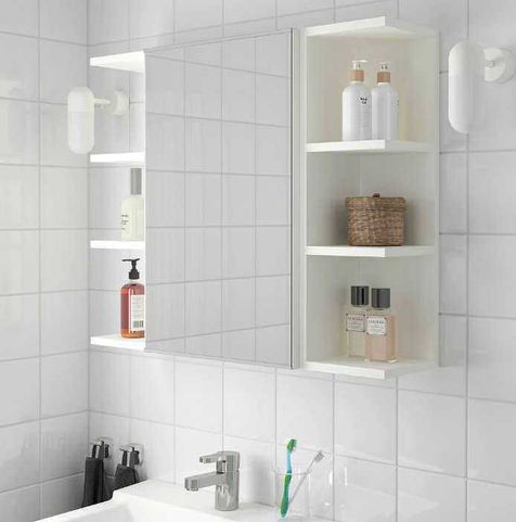 Mobili da bagno sospesi per piccoli bagni moderni 7 Lavandino con mobiletto e specchio in bagno, scaffali con prodotti per la cura personale e sapone liquido. Dettaglio di una zona bagno ordinata e funzionale.