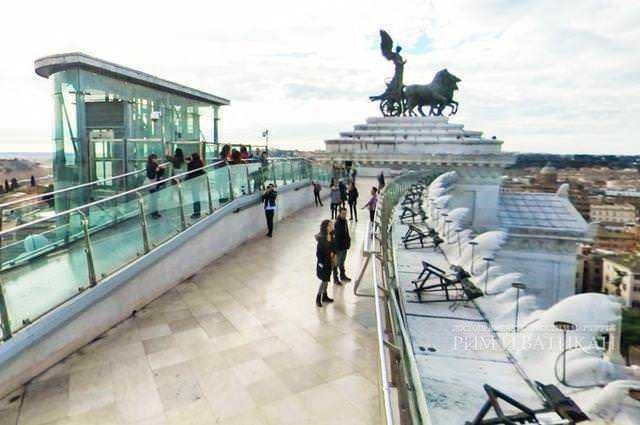 Volo panoramico sul rooftop di Napoli con vista sulla Statua di Garibaldi e sullo skyline della città, offrendo un'esperienza unica e mozzafiato.