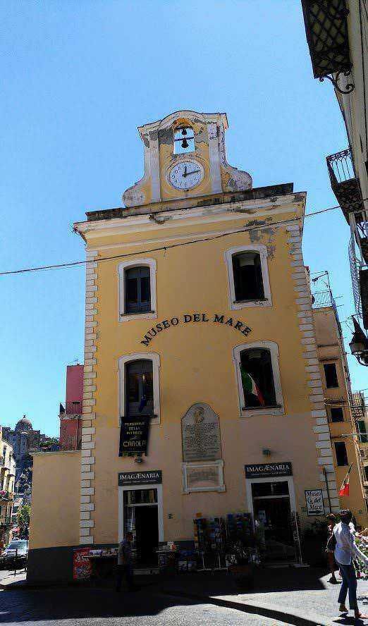 Museo del Mare edificio storico a Napoli con orologio e campanile, monumento culturale e turistico, esempio di architettura tradizionale, sede di esposizioni e eventi sulla storia marittima napoletana.