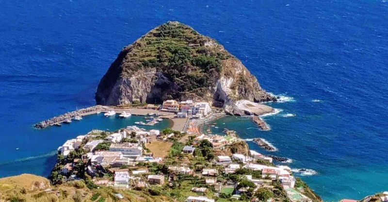 6 Comuni isola Ischia, cosa fare in 3 giorni 13 Monti di Ischia, con il caratteristico villaggio e porto sulla costa, immersi nelle splendide acque del Mar Mediterraneo, scenario suggestivo di un’isola vulcanica italiana.