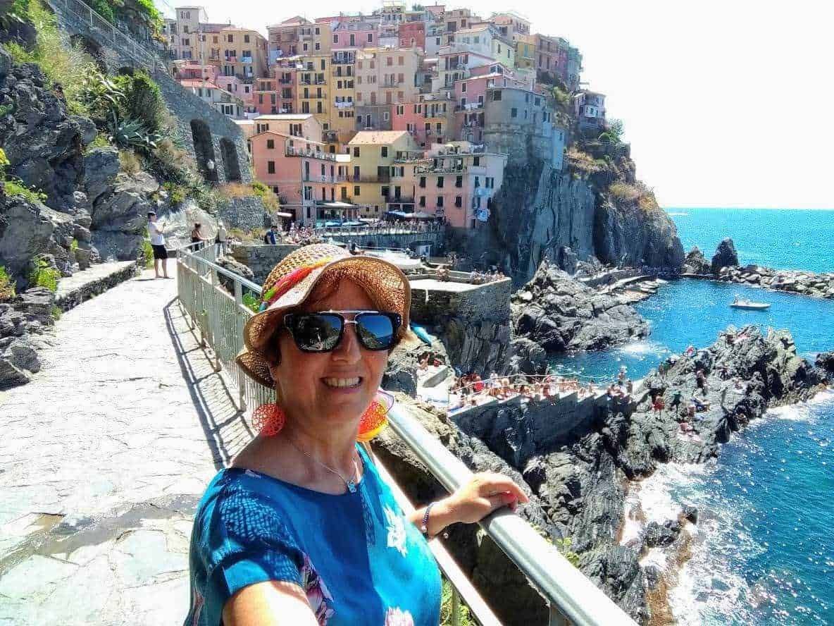 Maggiore scogliera di Riomaggiore nel Parco Nazionale delle Cinque Terre, con case colorate di pescatori e una vista panoramica sul mare, ideale per escursioni e fotografia paesaggistica.