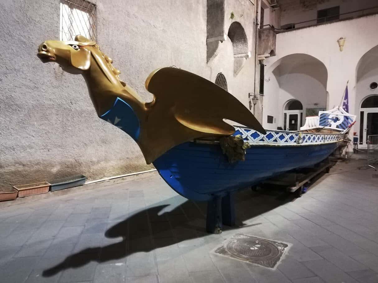 Galeone storico di Amalfi dal colore azzurro e dal simbolo del cavallo alato.