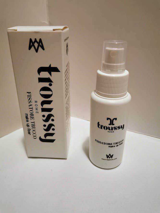 Trattamento trucco viso, spray ristrutturante Trussy Rome, prodotto per cura della pelle, cosmetici naturali, cosmetici di lusso.