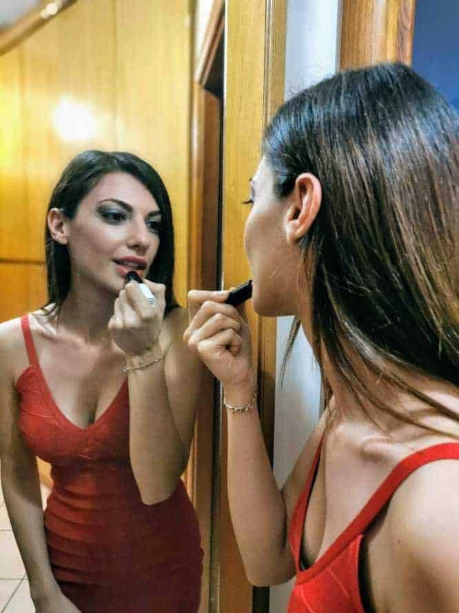 Lipstick applicazione ragazza riflesso specchio trucco bellezza moda elegante estilo femminile elegance female makeup artist.