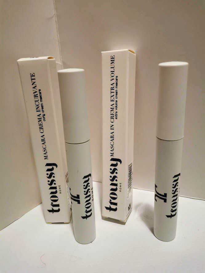 Mascara capelli truossi, crema capillare per volume, prodotto per capelli.