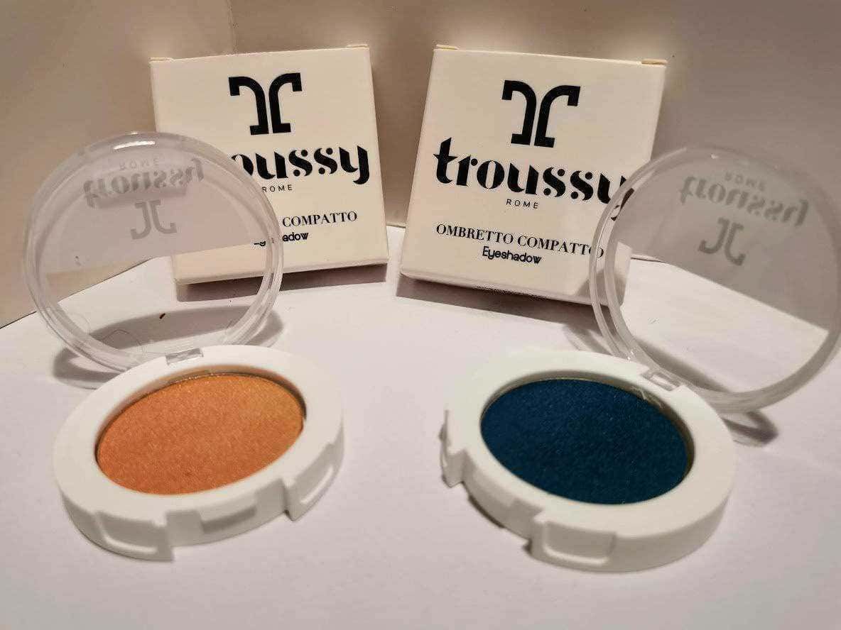 Lucidalabbra Trussardi e ombretti compatibili, confezioni e campioni di cosmetici di alta qualità per make-up e bellezza, perfetti per un look elegante.