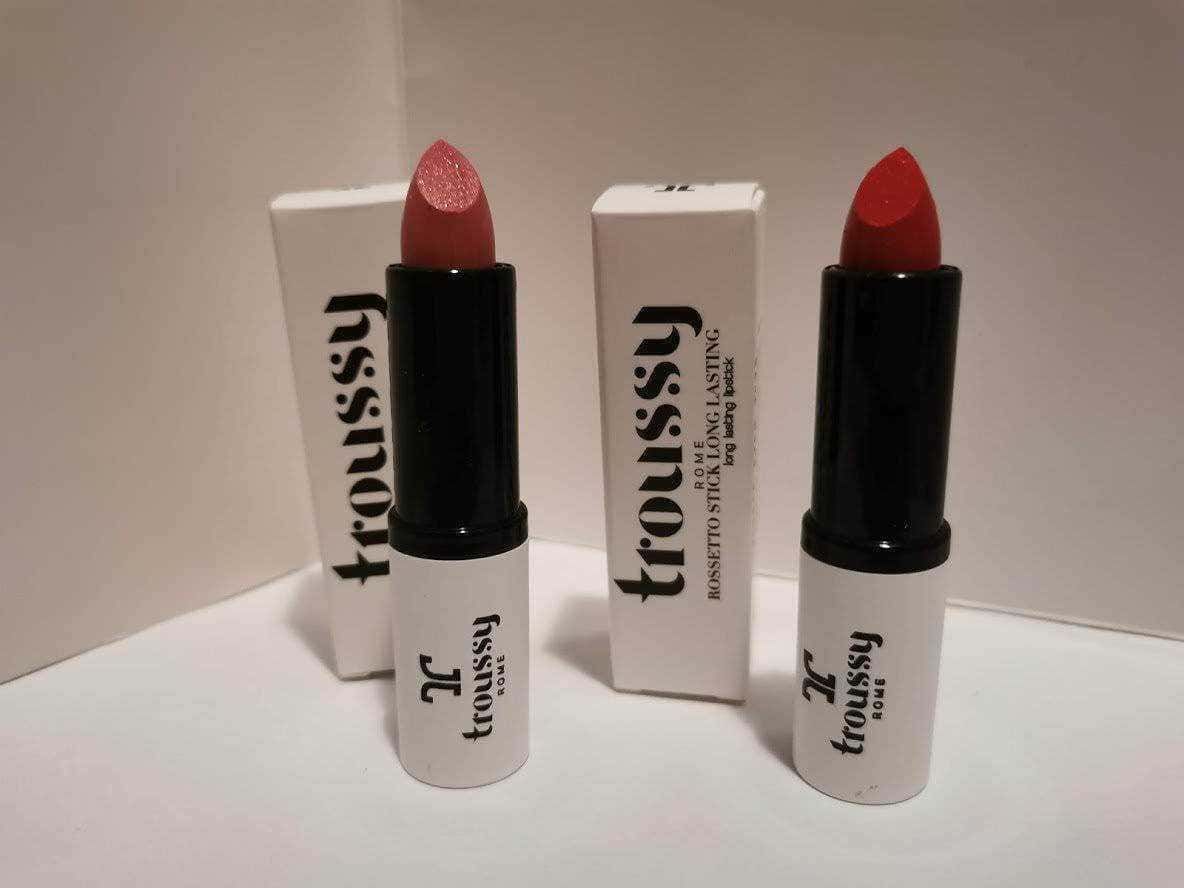 Labbra rosse e vibranti con rossetto in stick di alta qualità, in confezioni eleganti e moderne, perfette per look glamour e di tendenza.