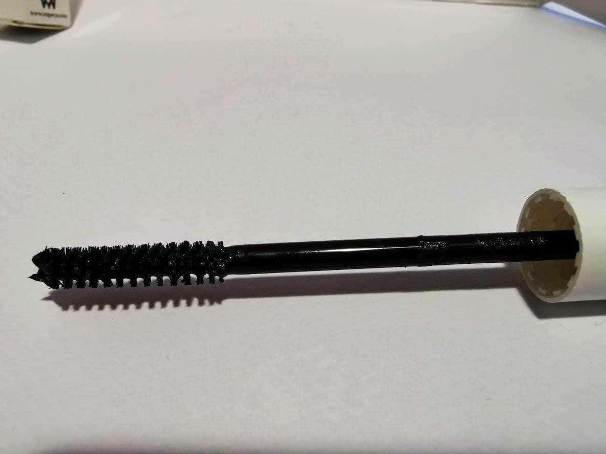 Pennello per applicazione trucco occhi, sponge applicator in nero su sfondo bianco. Utensile cosmetico per makeup occhi, strumenti professionali di bellezza, accessori di make-up.