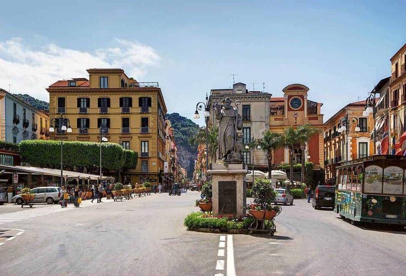 Sorrento cosa vedere: storia, cultura e tradizioni 4 Sorrento, Piazza Tasso con la statua del poeta
