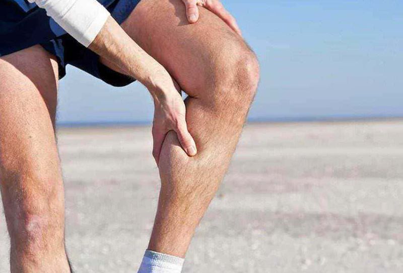 13 Segni che bevi poco (tra cui il mal di testa): trucchi per berne di più 5 Dolore al ginocchio, esercizi di riabilitazione e prevenzione in attività sportive all'aperto. Immagine di una persona che si prende cura del ginocchio a causa di dolore o infortunio.