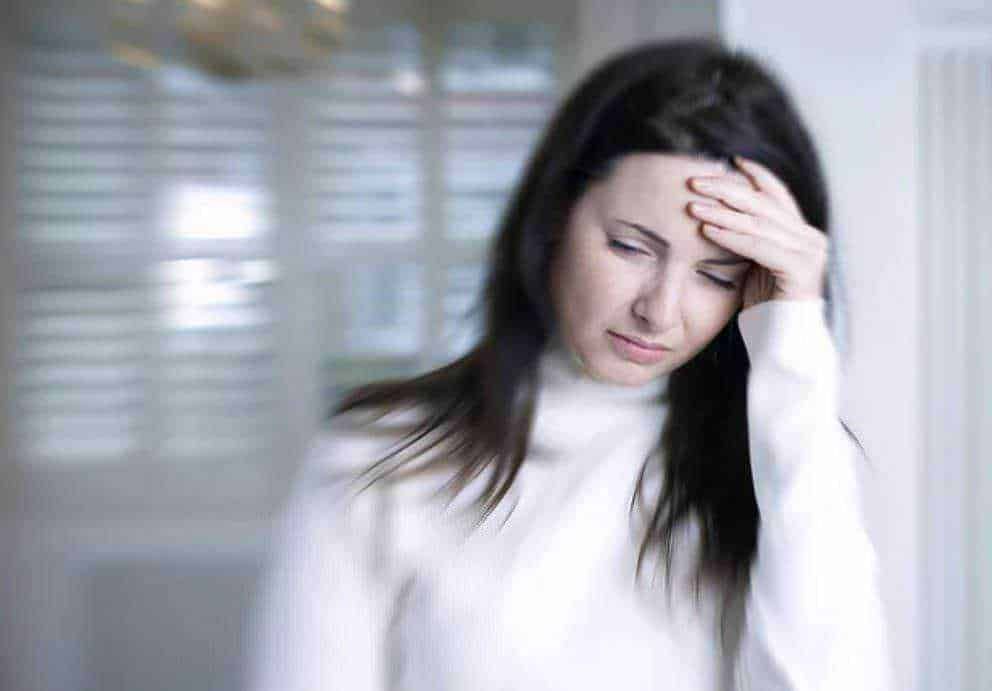 Dolore alla testa e mal di testa, donna preoccupata che si tiene la fronte, problema di salute, mal di testa forte, disagio, salute mentale, stress, dolore fisico, Benessere, Appunti Sul Blog.