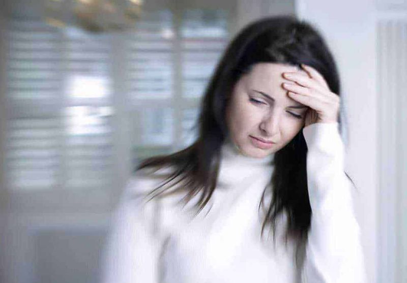 13 Segni che bevi poco (tra cui il mal di testa): trucchi per berne di più 4 Dolore alla testa e mal di testa, donna preoccupata che si tiene la fronte, problema di salute, mal di testa forte, disagio, salute mentale, stress, dolore fisico, Benessere, Appunti Sul Blog.